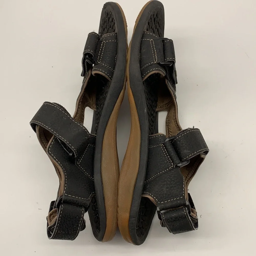 Reef Sandals with unique adjustable strap design
